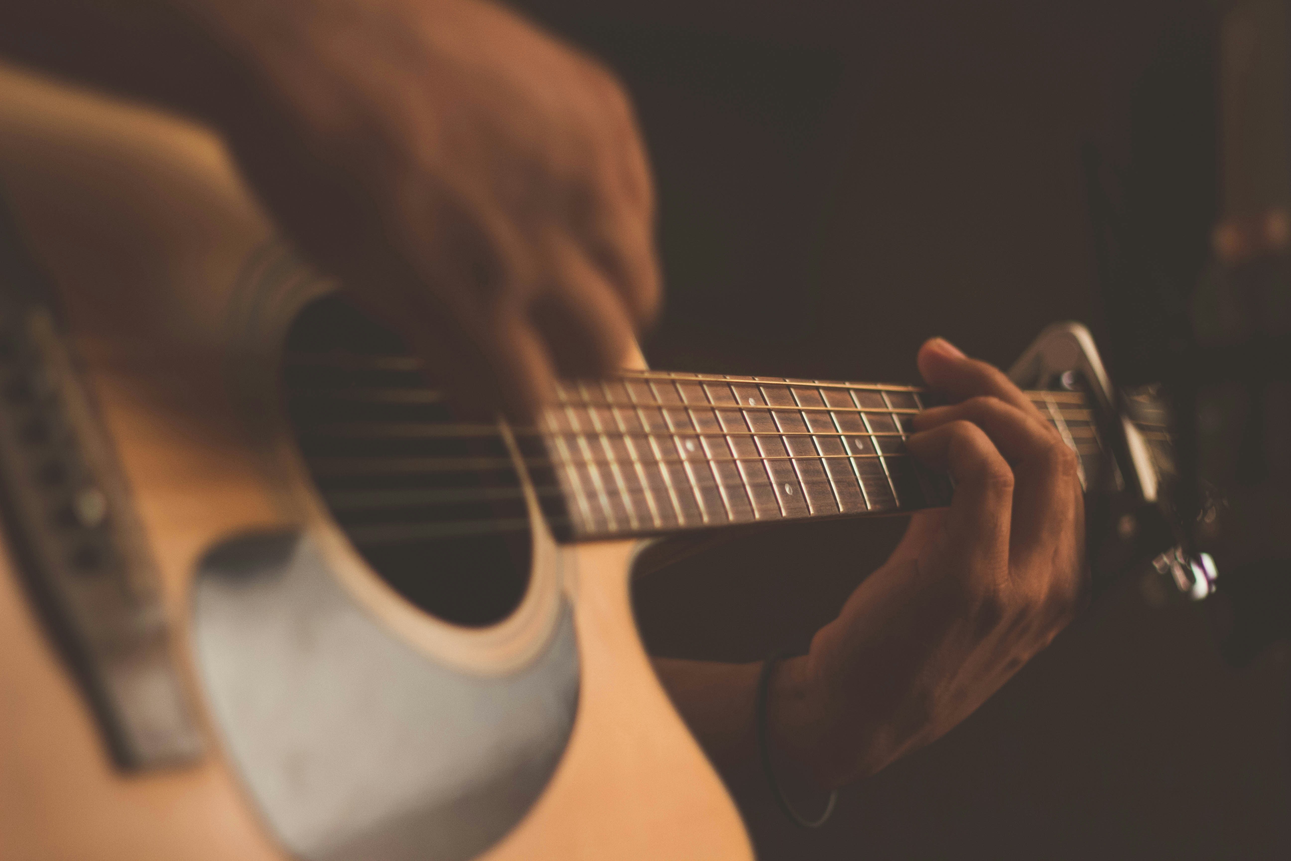 Làm sao để bấm hợp âm chặn không bị tịt và rè?